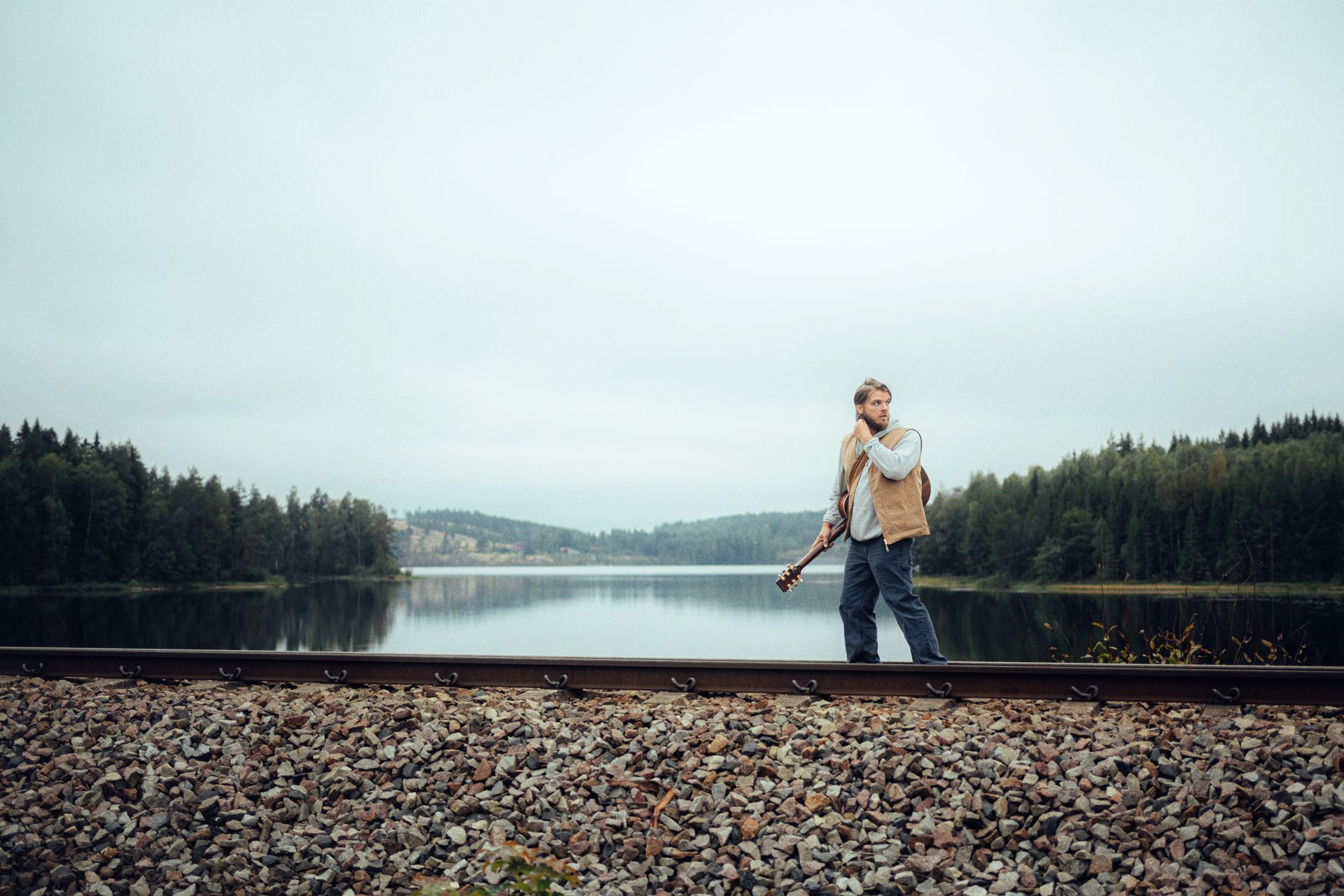 Vincent Jedselius vid järnvägen i Bergslagen