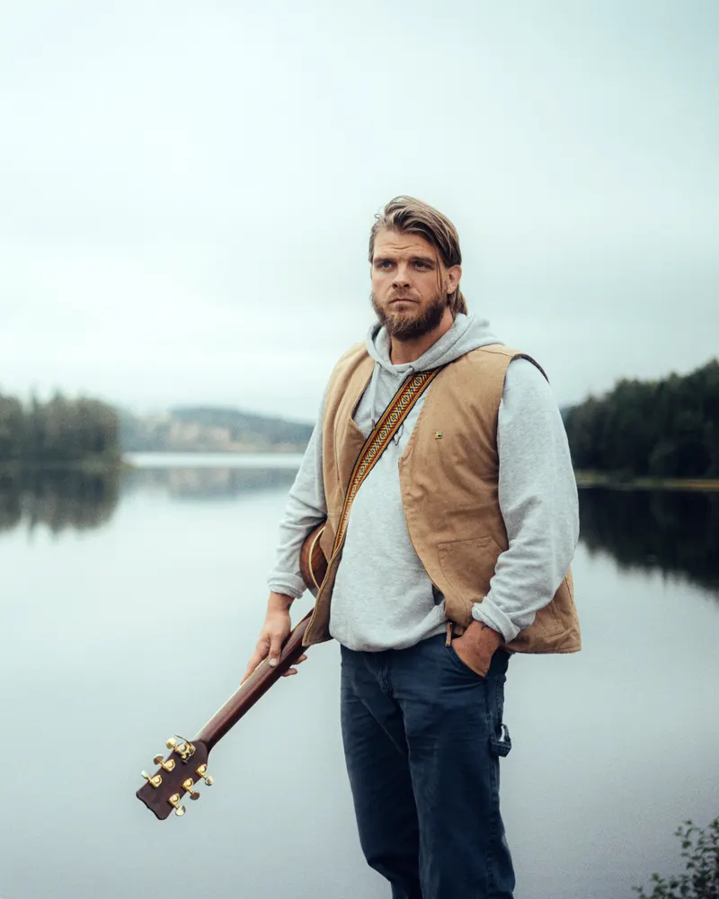 Vincent Jedselius vid sjön med gitarr